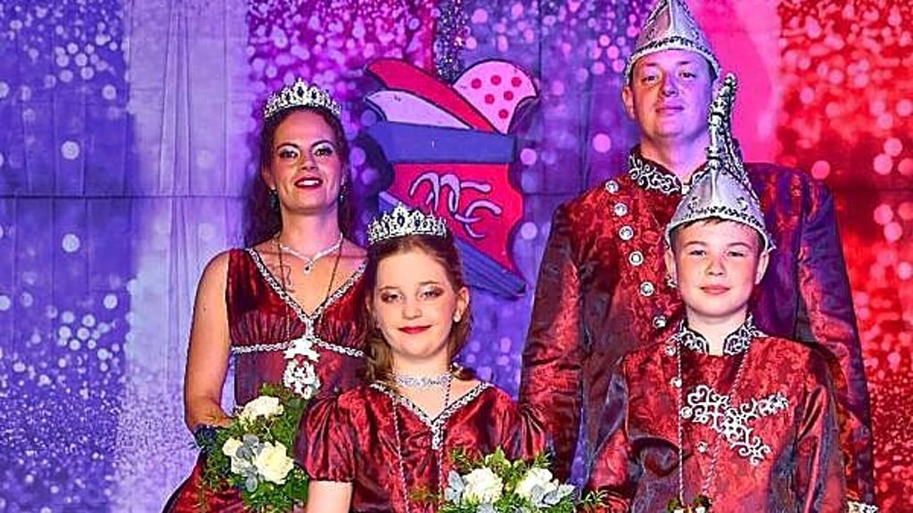  Die Prinzenpaare der 52. Session: Prinz Michael III. und Prinzessin Nicole II, sowie Kinderprinz Coco I. und Kinderprinzessin Lena-Sophie I. 