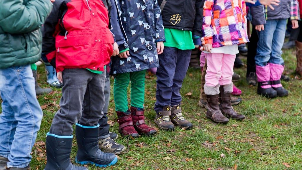 Warm halten und vor Ausrutschern schützen sollen Winterschuhe und -stiefel. Aber sie können auch zu stabil sein.