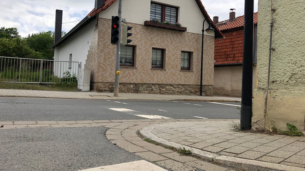 In Bad Suderode aus Richtung Schulstraße kommend, ist die Bahnhofstraße schwer einzusehen. Hier soll nun das Anbringen eines Spiegels, wie vom Ortschaftsrat bereits vorgeschlagen, geprüft werden.