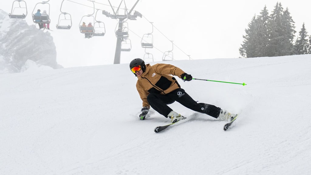 Damit der Skihelm auf der Piste perfekt schützt, sollte er am besten im Geschäft ausprobiert werden.