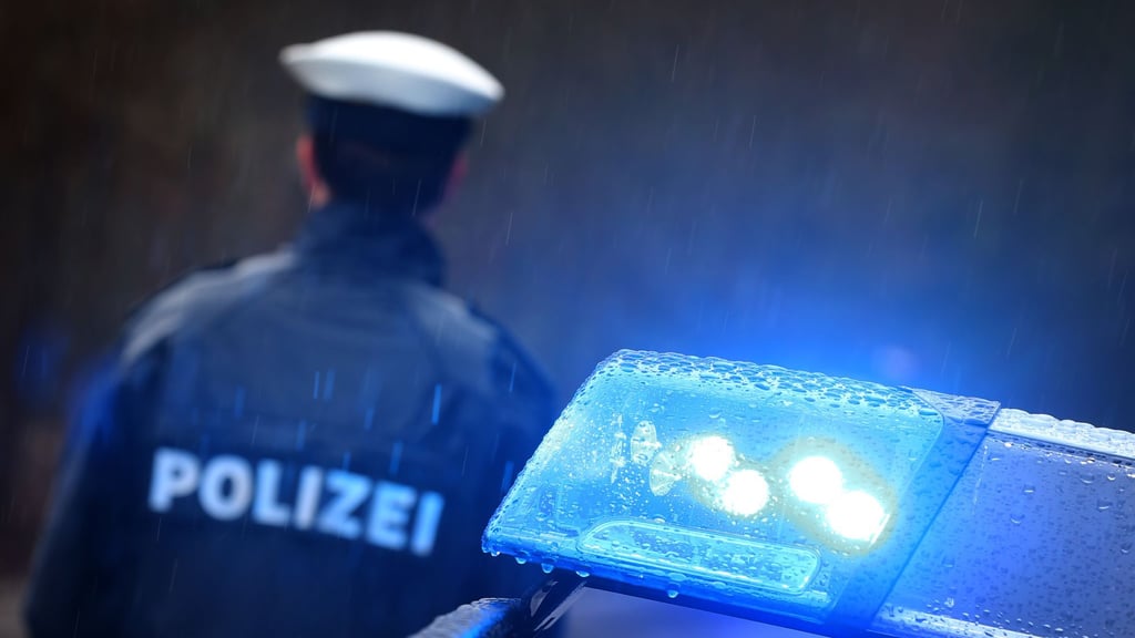 Ein 52-jähriger Mann hat in Magdeburg mit einer Waffe mehrere Schüsse von seinem Balkon aus abgegeben. 