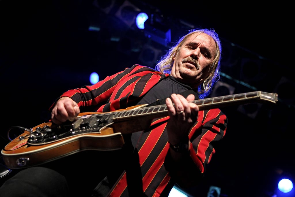 Blues-König Jürgen Kerth mit seiner Migma-Gitarre ohne Kopf. Vom wackligen DDR-Strom gezwungen, baute der begnadete Musiker das Instrument eigenhändig um. 