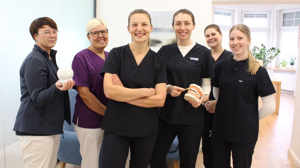 Zahnärztin Andrea Düerkop  (Arme verschränkt) aus Haldensleben hat mit ihrem Team zusammen die Auszeichnung „Familienfreundliches Unternehmen“ erhalten.