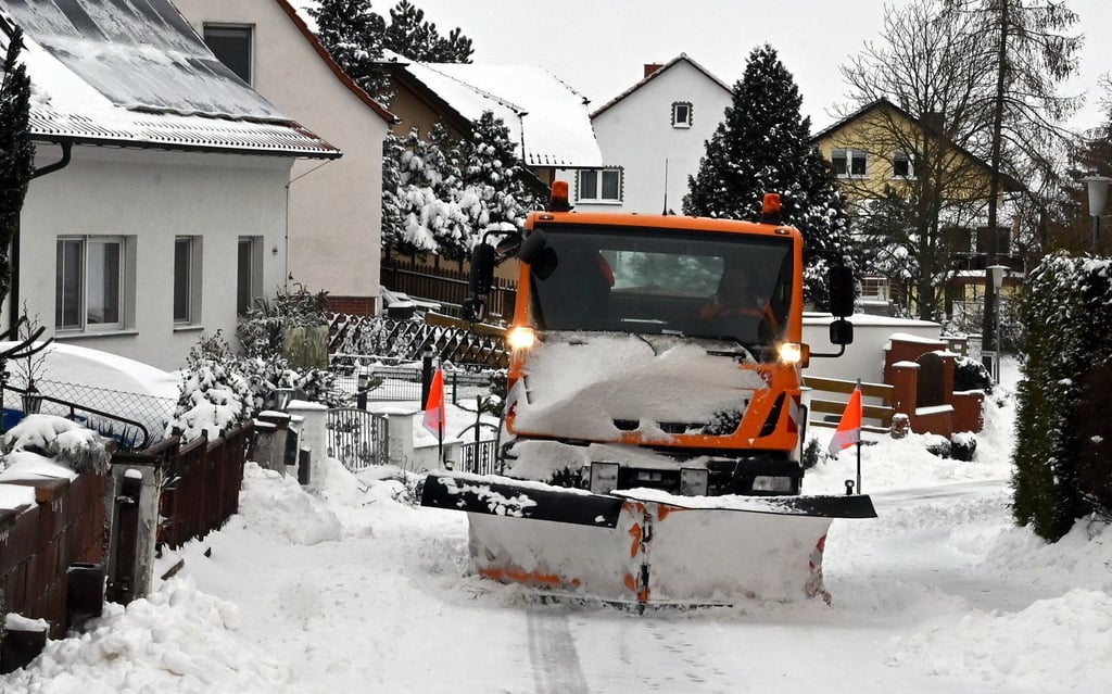 Auch wenn die Bauhöfe auf Einsätze wie auf diesem Archivbild vorbereitet sind, hofft man dennoch auf einen milden Winter hierzulande.