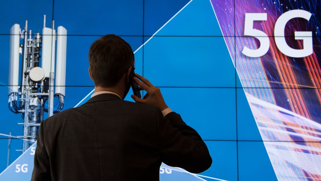 Ein geradezu historisches Bild aus dem Jahr 2019 - ein Mann bei der Frequenzauktion der Bundesnetzagentur.