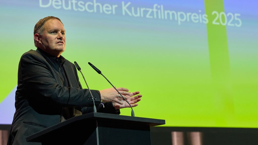 Kultursenator Carsten Brosda bei der Verleihung des Deutschen Kurzfilmpreises.