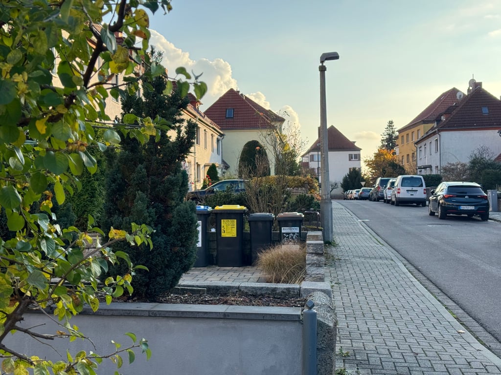 In den engen Straßen der Gartenstadt Gesundbrunnen zeigt sich das Problem deutlich: Autos parken dicht am Gehweg oder in Einfahrten.