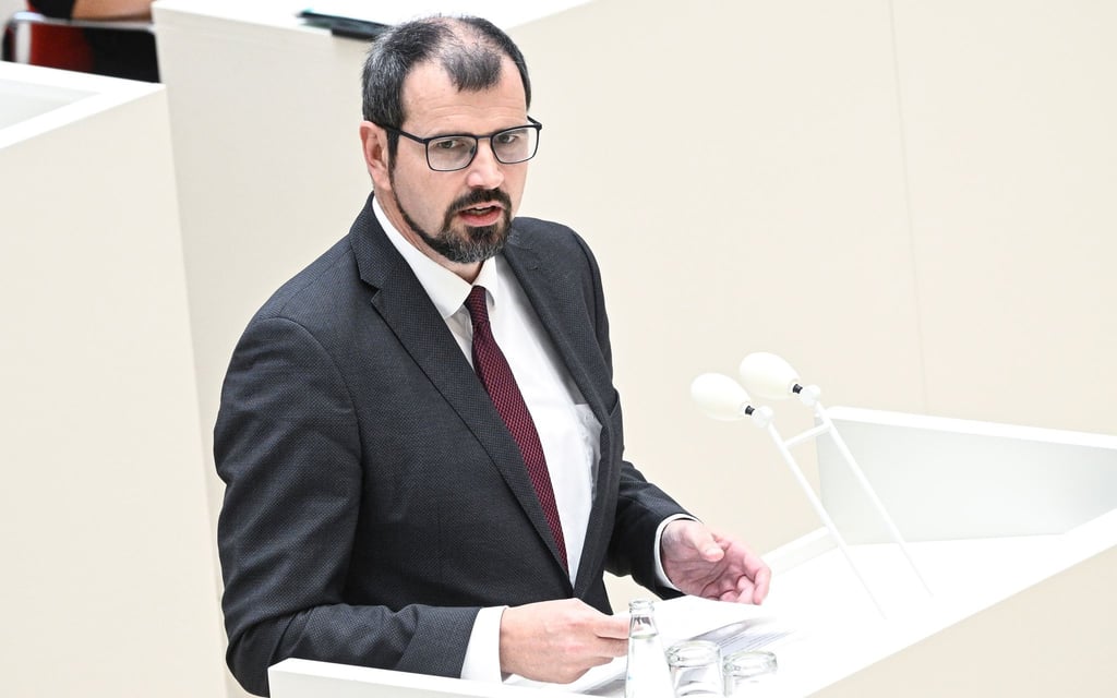 Brandenburgs Bildungsminister Steffen Freiberg (SPD) geht im Landtag auf die Sprachförderung von Kita-Kindern ein.