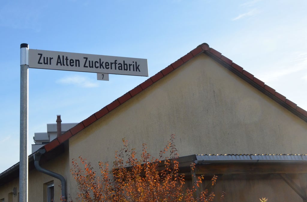 Das Schild „Zur Alten Zuckerfabrik" zeugt von der Existenz der Straße in Oschersleben. Einige Onlinedienste behaupten das Gegenteil.