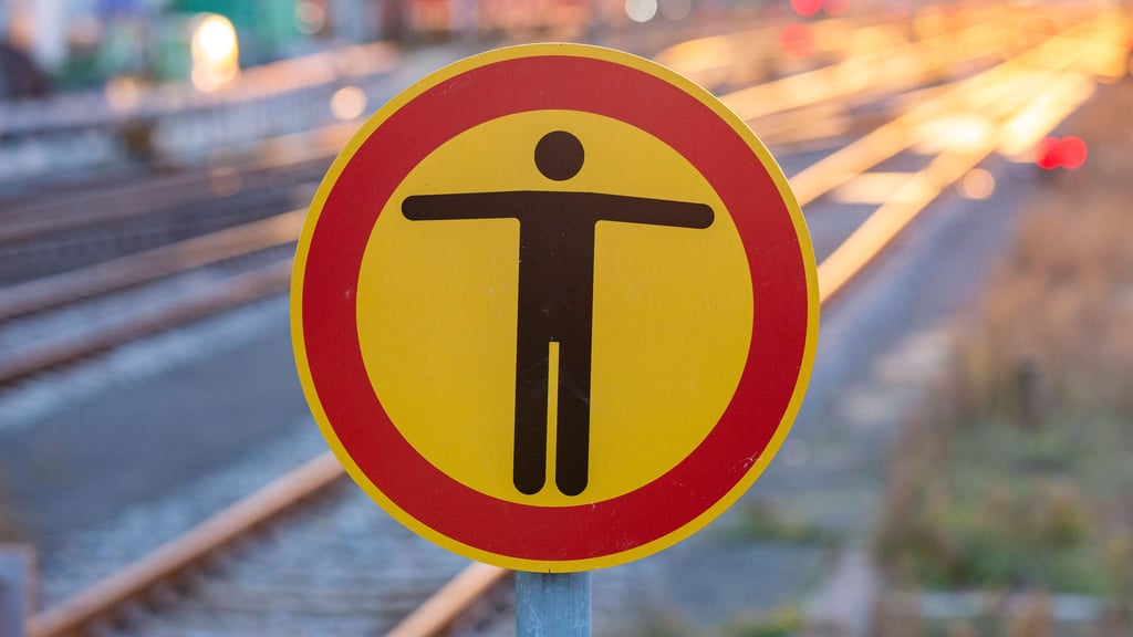 Am Zerbster Bahnhof ist eine Person von einem Zug erfasst worden.