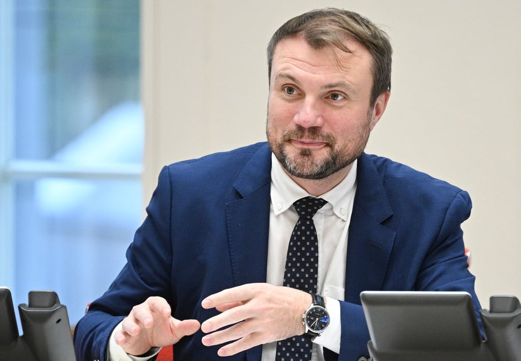 Brandenburgs Wirtschaftsminister Daniel Keller (SPD) nimmt Stellung zur CDU-Forderung nach einem Hilfsprogramm für Dorfkneipen.