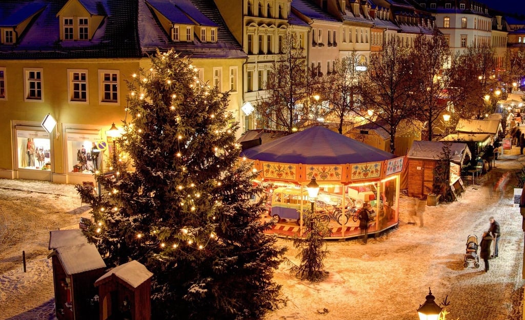 Ein Blick auf den Zeitzer Weihnachtsmarkt im Jahr 2012 auf dem Roßmarkt macht deutlich, wie  stimmungsvoll es dort war. 