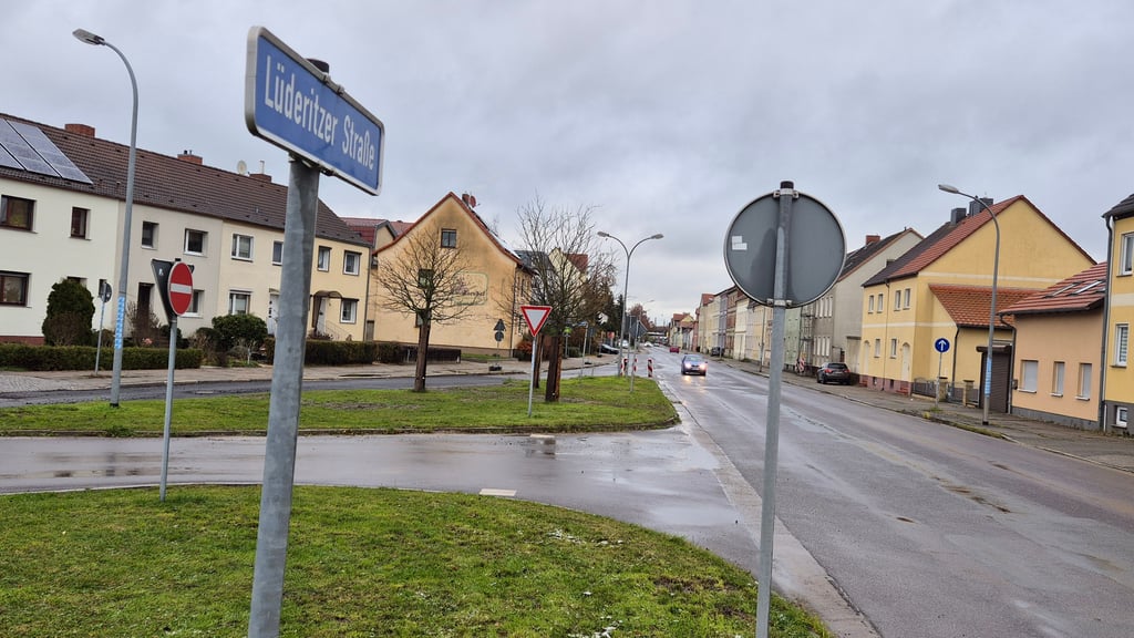 Die Kreuzung von Lüderitzer und Gardelegener Straße in Stendal soll zu einem Kreisverkehr umgebaut werden. Das Bauprojekt könnte jedoch auf den letzten Metern scheitern.
