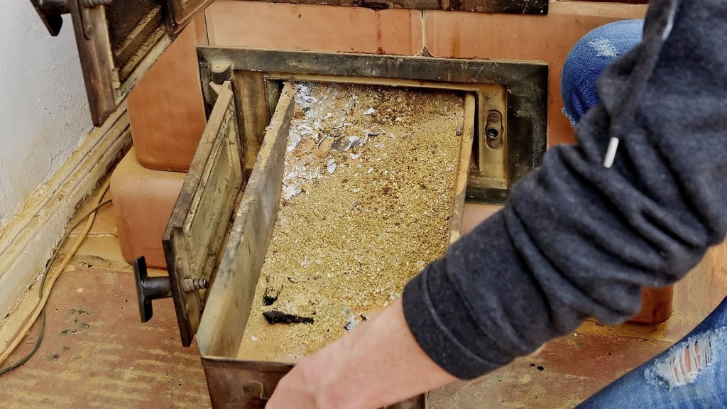 Vor dem Entsorgen muss die Asche vollständig erkaltet sein: Glutnester können noch Tage später Brände verursachen.