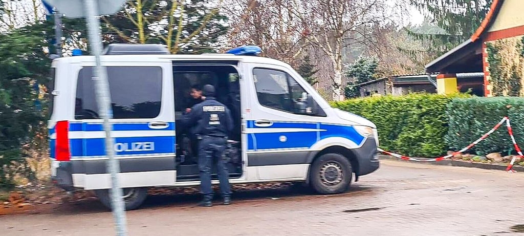 Beamte der Polizei sichern seit Tagen das Diebesgut auf einem Privatgelände in Glöwen. Die Ware wurde auch im Kreis Stendal verkauft. 