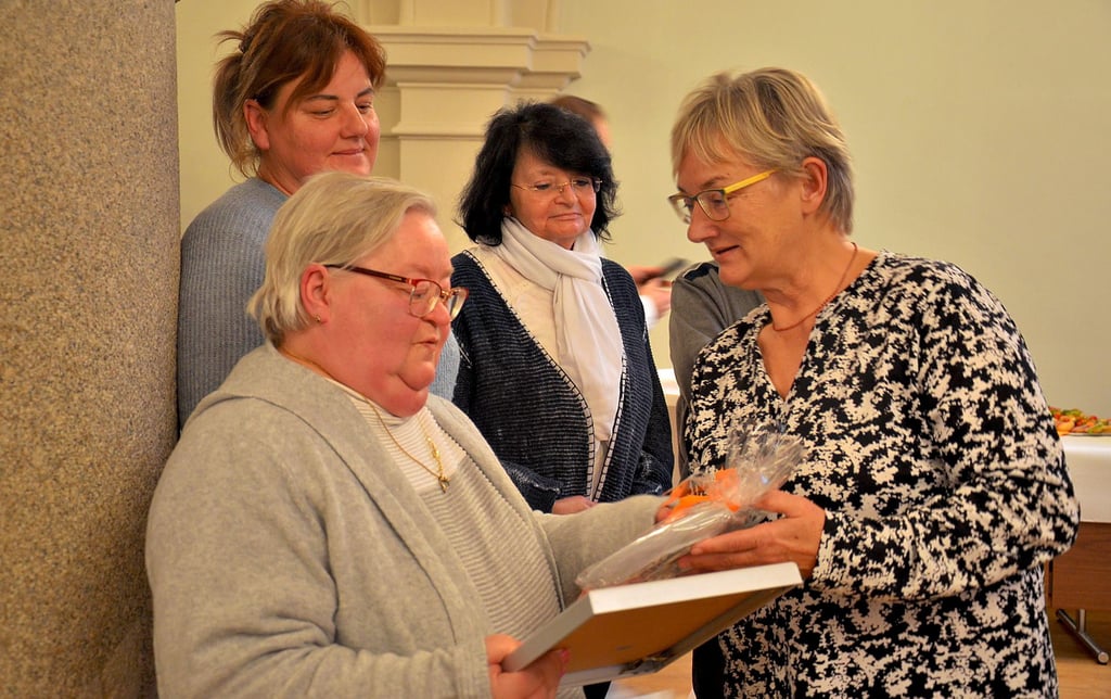 Silvia Ristow dankt den Ehrenamtlichen Sibylle Rittiner (vorn), Nancy Hummel  und Lydia Werner.