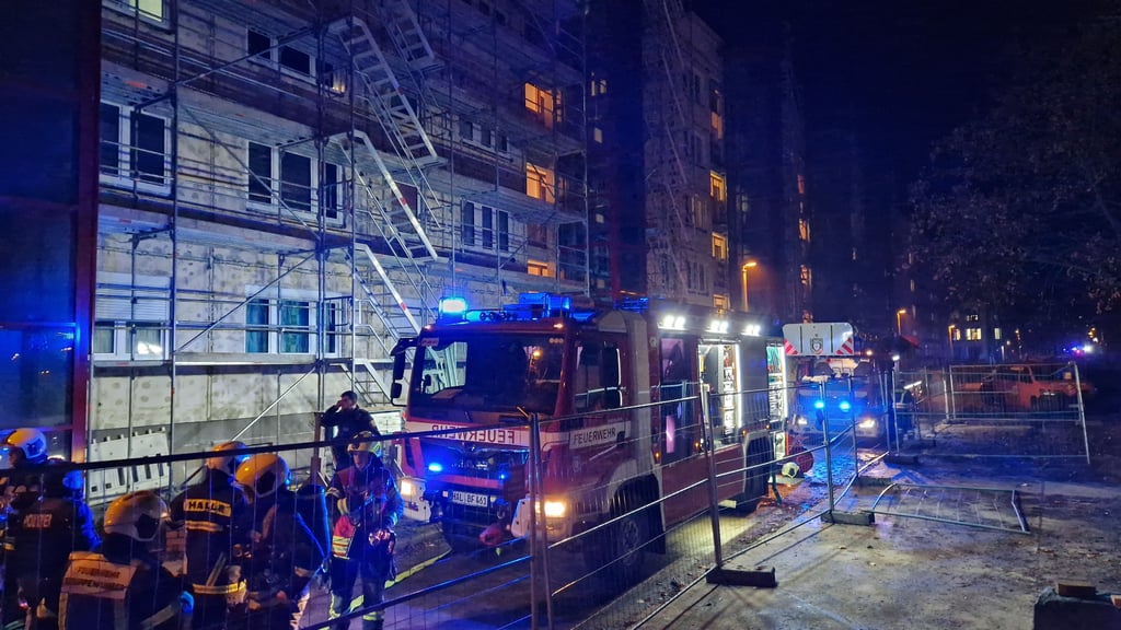 In der Zscherbener Straße in Halle-Neustadt kam es am Donnerstagabend zu einem Großeinsatz der Feuerwehr.