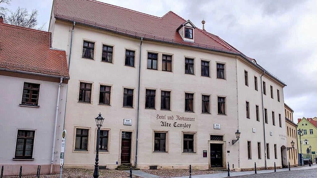 Auch gekrönte Häupter sind in der Vergangenheit in der Alten Canzley eingekehrt, so war 2016 die damalige Königin von Dänemark da. Seit geraumer Zeit schon steht das Objekt leer und zum Verkauf. 