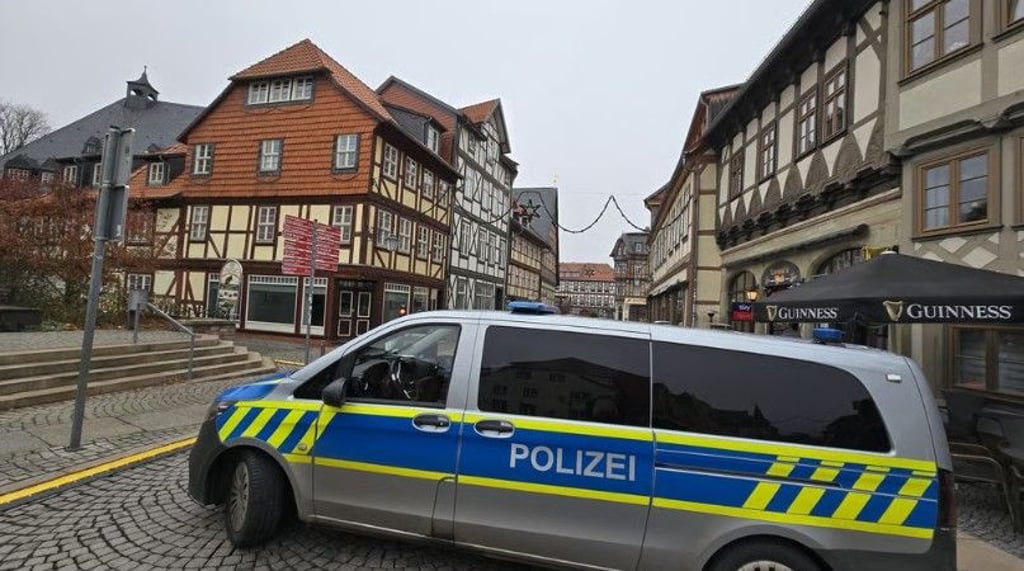 Nach einer Bombendrohung riegelten Polizisten am vergangenen Sonntag das Areal rund das Wernigeröder Rathaus ab.&nbsp;