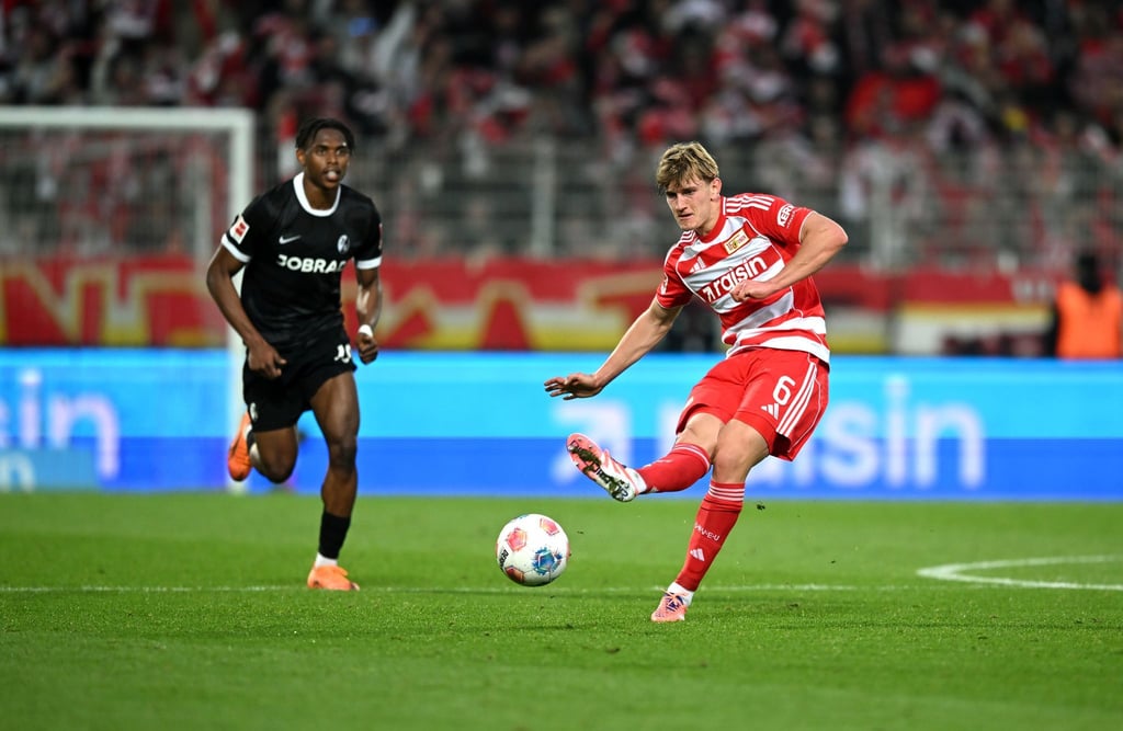 Der Unioner Aljoscha Kemlein (r) freut sich auf das Auswärtsspiel bei seinem Ex-Verein St. Pauli.