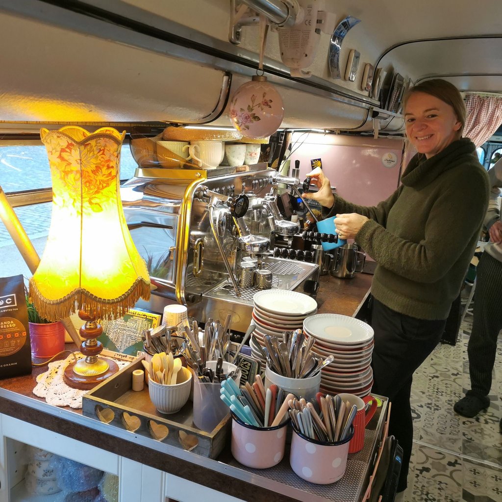 Der Doppelleckerbus ist eine Mischung aus Café und Lesesaal und diese „Macchina“ ist das Herzstück. 