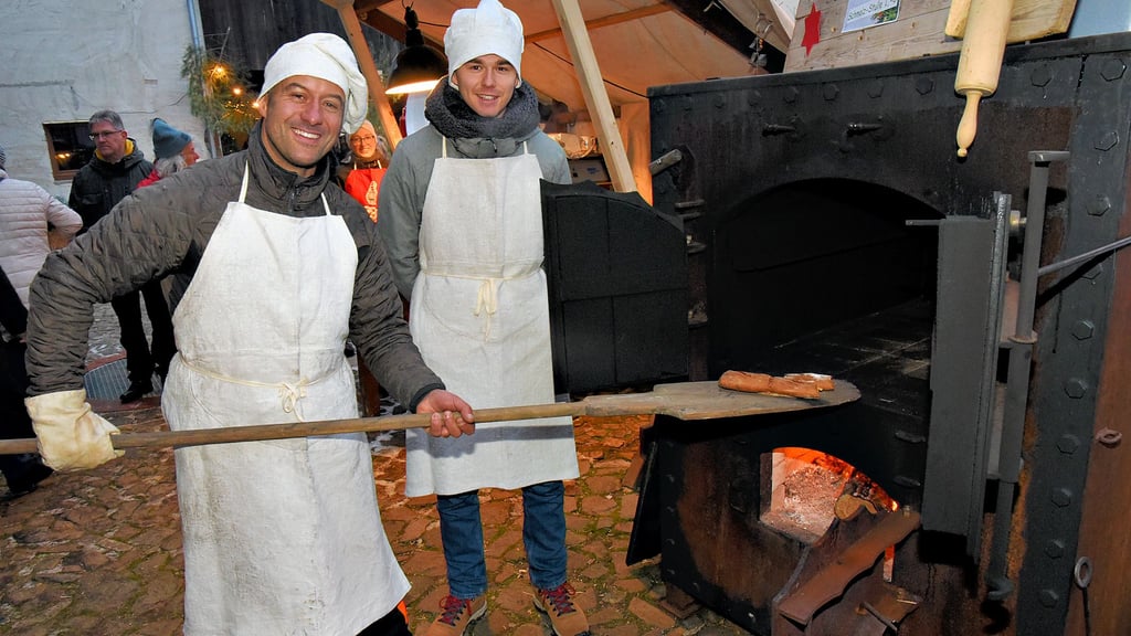 Stefan Celba (l.) vom „Hof Nr. 5“  hatte die Idee vor 15 Jahren. In der ehemaligen Bäckerei  von Conrad Mendorf backt er heute „Handbrot“. 