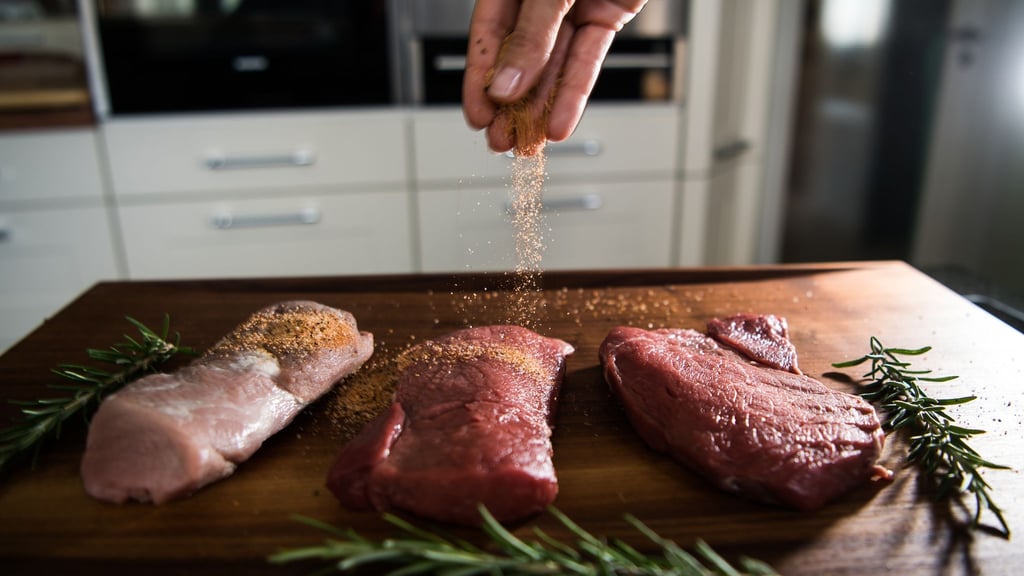Zartes Fleisch gelingt auch ohne künstlichen Zartmacher - etwa mit Fleischklopfer oder selbstgemachter Marinade.