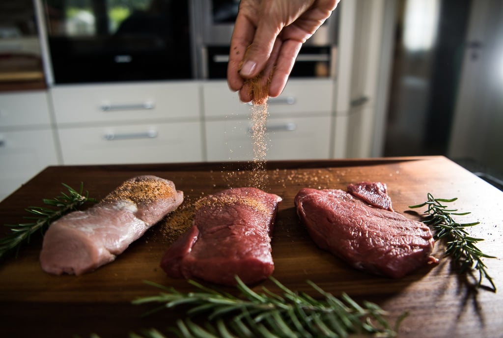 Zartes Fleisch gelingt auch ohne künstlichen Zartmacher - etwa mit Fleischklopfer oder selbstgemachter Marinade.