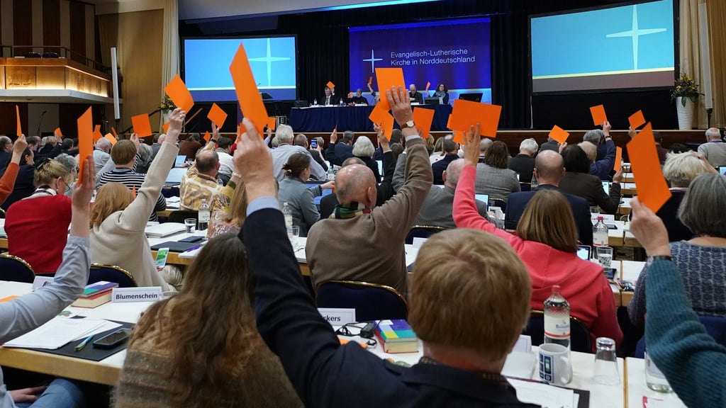 Die Mitglieder der Nordkirchensynode stimmen zum Auftakt ihrer Sitzung über eine neue Kirchenleitung ab. (Symbolbild)