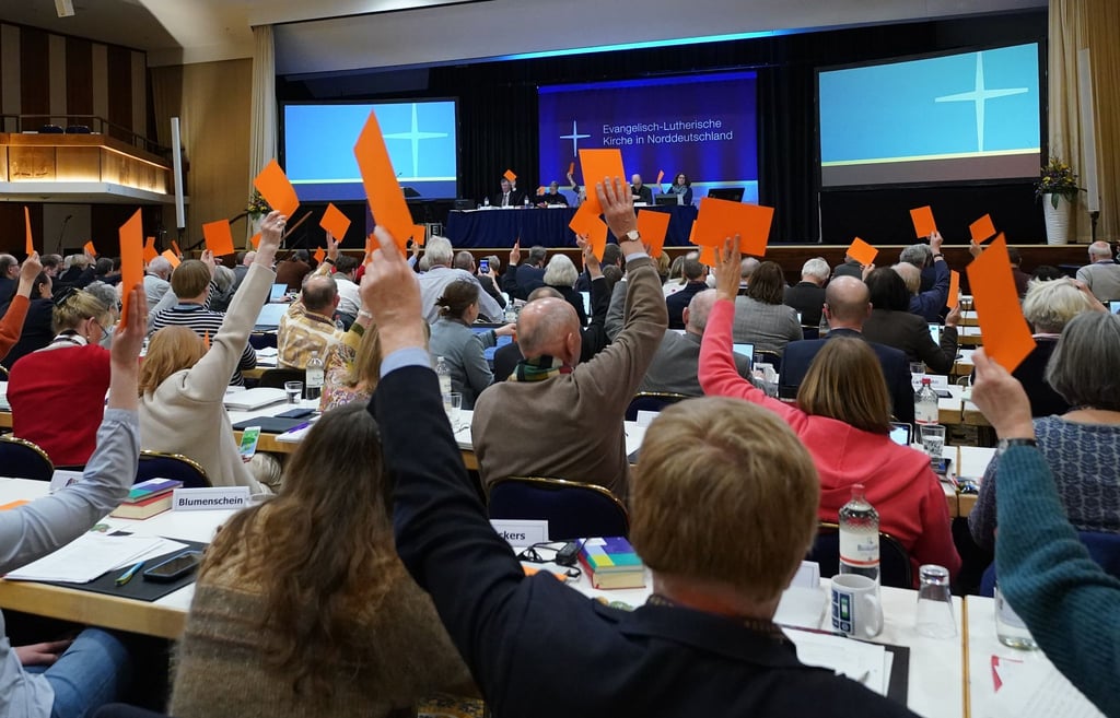 Die Mitglieder der Nordkirchensynode stimmen zum Auftakt ihrer Sitzung über eine neue Kirchenleitung ab. (Symbolbild)