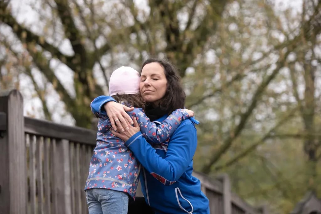 Mutter Anica Schütz aus der Nähe von Magdeburg tröstet ihre Tochter nach einem Streit.
