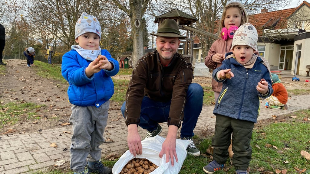 Willi, Gustav und Mathilda übergeben die gesammelten Wintervorräte an Jäger Christian Lange. 