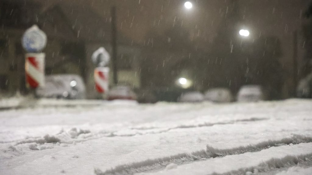 In der Nacht zu Donnerstag hat es in einigen Regionen weiter geschneit.