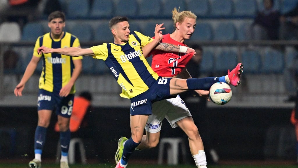 Sebastian Szymanski (2.v.r.) im Pokal-Spiel gegen Kasimpasa.