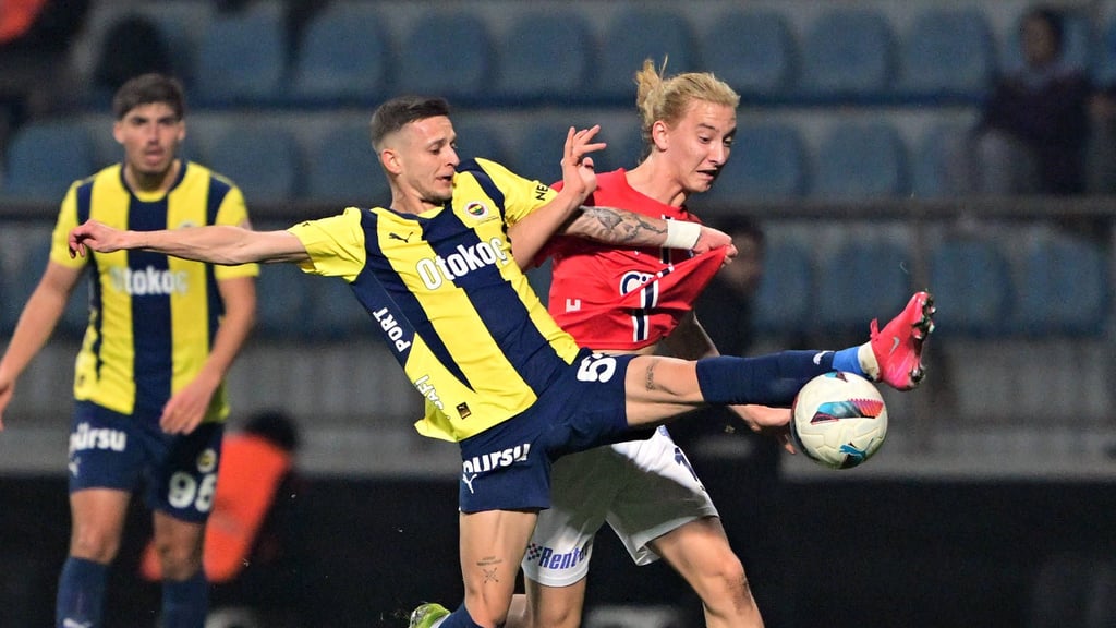 Sebastian Szymanski (2.v.r.) im Pokal-Spiel gegen Kasimpasa.