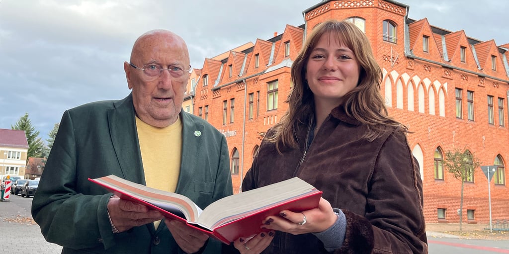 Frank Dreihaupt und Helene Ziekau holen im Advent die Weihnachtsgeschichte von Charles Dickens hervor, um den Geist der Weihnacht über Tangerhütte zu bringen, aber auch um Geld für einen guten Zweck zu sammeln.
