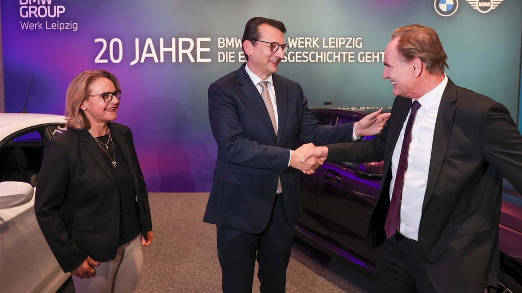 Werkleiterin Petra Peterhänsel und Produktionsvorstand Milan Nedeljkovic (M) mit OB Burkhard Jung. Das Leipziger BMW-Werk soll modernisiert und erweitert werden.