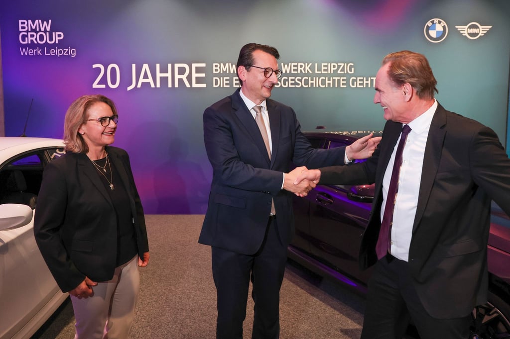 Werkleiterin Petra Peterhänsel und Produktionsvorstand Milan Nedeljkovic (M) mit OB Burkhard Jung. Das Leipziger BMW-Werk soll modernisiert und erweitert werden.