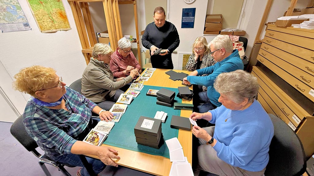 Mitglieder des Bernhard-Franke-Fördervereins in Bitterfeld stellen die Grußkartenedition zum Vereinsjubiläum zusammen. 