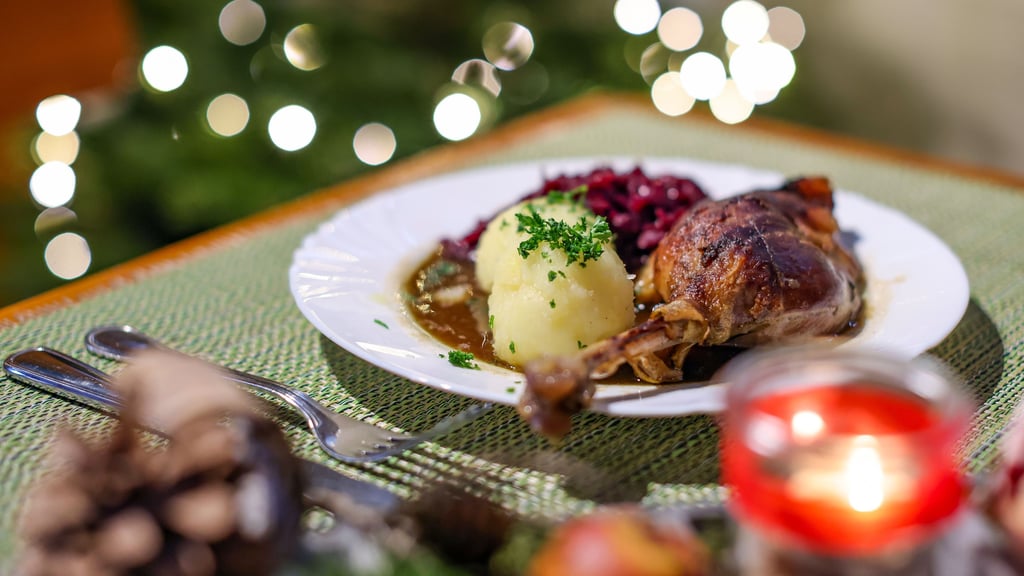 In Wernigerodes Restaurants gibt es zum Weihnachtsessen Gänsekeule mit Rotkraut und Klößen, aber auch exotische Alternativen.