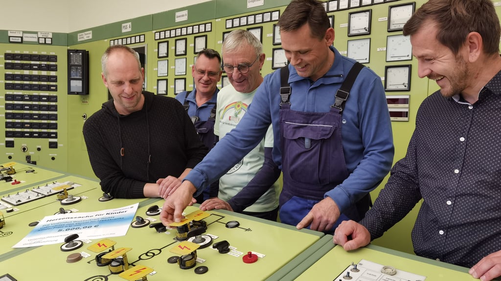 Das Energieunternehmen Vattenfall hat 5.000 Euro an den Verein für krebskranke Kinder im Harz gespendet. Der symbolische Scheck wurde Vereinschef Avery Kolle (links) in der alten Schaltwarte des Pumpspeicherwerks Wendefurth überreicht. Mit dabei waren (von rechts) Sören Pfeifer, Leiter der Instandhaltung, Werkleiter Fred Rose, Vereinsmitglied Uwe Lauer und Torsten Sievert, der Meister für die Instandhaltung.