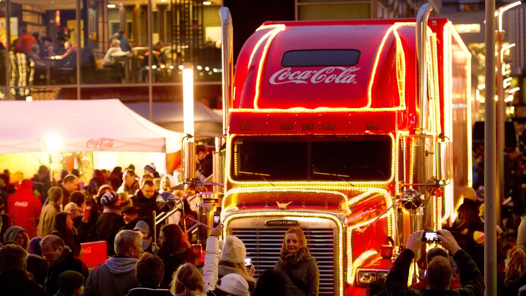 Sie locken zahlreiche Schaulustige und Weihnachtsfans: Auch 2025 gehen die Coca-Cola-Trucks im Advent auf Tour durch Deutschland.
