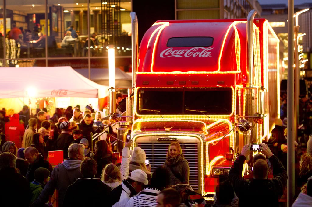 Sie locken zahlreiche Schaulustige und Weihnachtsfans: Auch 2025 gehen die Coca-Cola-Trucks im Advent auf Tour durch Deutschland.