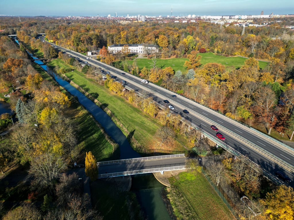 Autos und Lastwagen fahren über die Brücke der Bundesstraße 2 im Agra-Park.