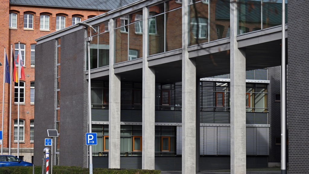 Wegen sexuellen Missbrauchsvorwürfen steht ein Lehrer aus Bad Salzungen jetzt vor Gericht. (Archivbild)