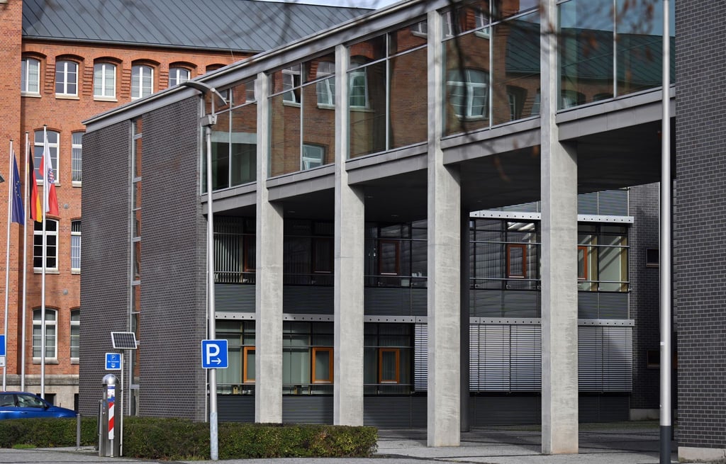 Wegen sexuellen Missbrauchsvorwürfen steht ein Lehrer aus Bad Salzungen jetzt vor Gericht. (Archivbild)