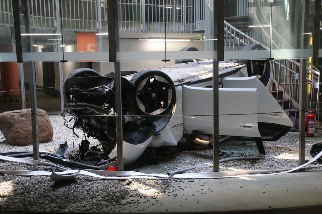 Nach einem Sturz aus 15 Metern Höhe krachte das Auto mit dem Dach auf den Boden des Parkhauses am Hansering in Halle.