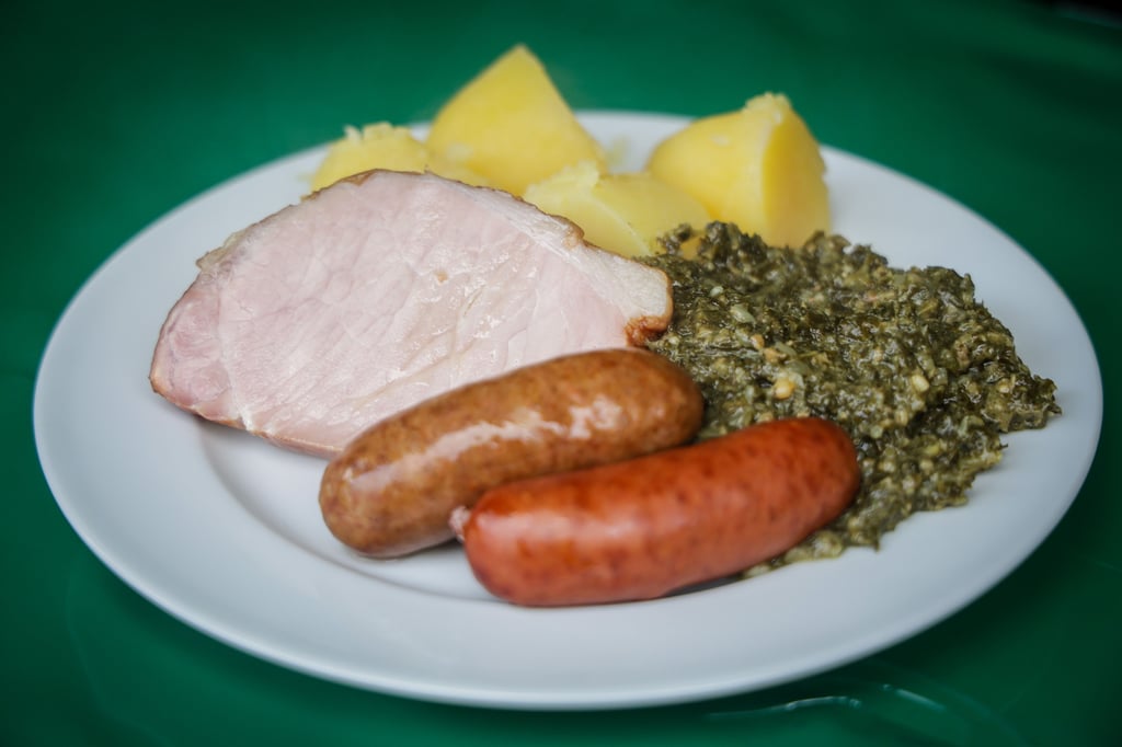 Nicht nur an Heiligabend, sondern auch auf dem Weihnachtsmarkt ist Grünkohl ein Klassiker.