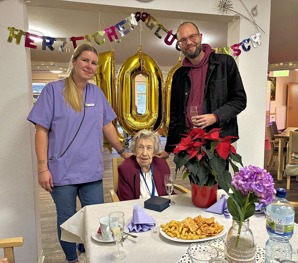  Edeltraut Glauch (Mitte) feiert im Humanas-Wohnpark Brehna  ihren 100. Geburtstag. Brehnas Pflegedienstleiterin Julia Heinrich (l.) und Humanas-Geschäftsführer Fabian Biastoch (r.) haben mit ihr  a mit alkoholfreiem Sekt angestoßen. 