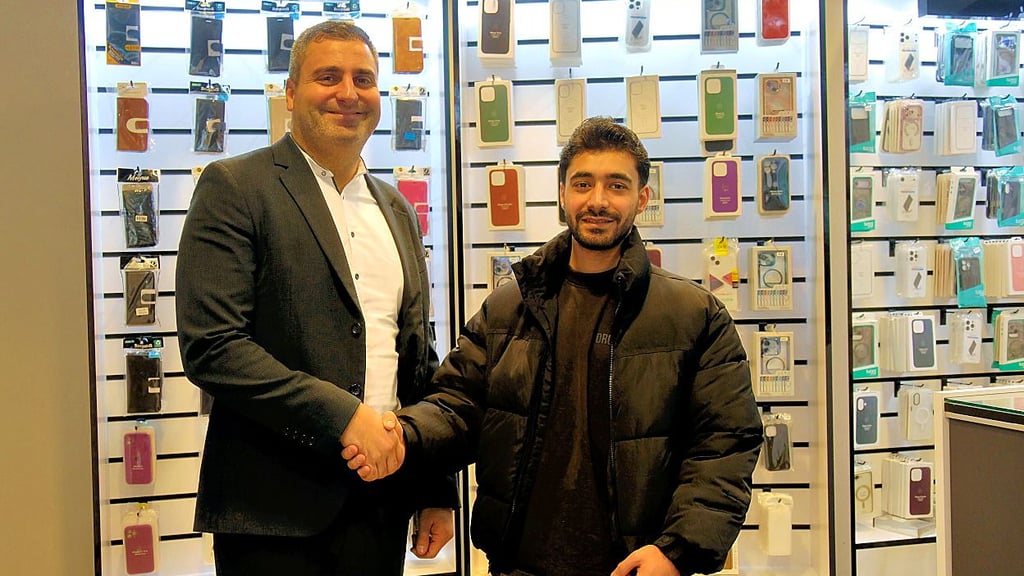 Centermanager Eser Yagmur begrüßt „Media Technik A&E“-Geschäftsinhaber Ezaldin Bakiro im Wittenberger Einkaufszentrum Arsenal.